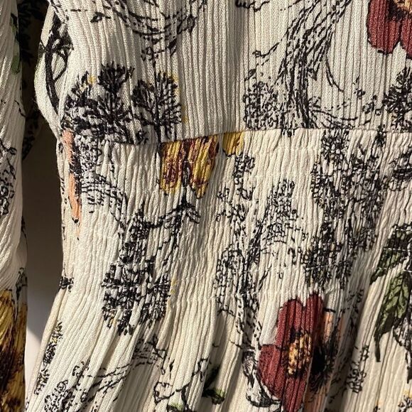 Coco & Jamieson crinkle rayon floral with lace layering blouse M. Lace trim - Picture 8 of 14